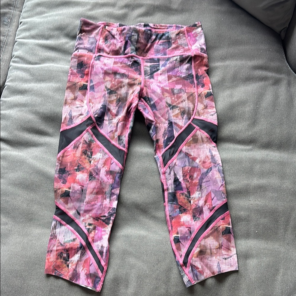 Lululemon On Pace Crop *21"
Sun Dazed Multi Pink size 8 euc!